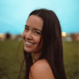 Młoda uśmiechnięta brunetka.